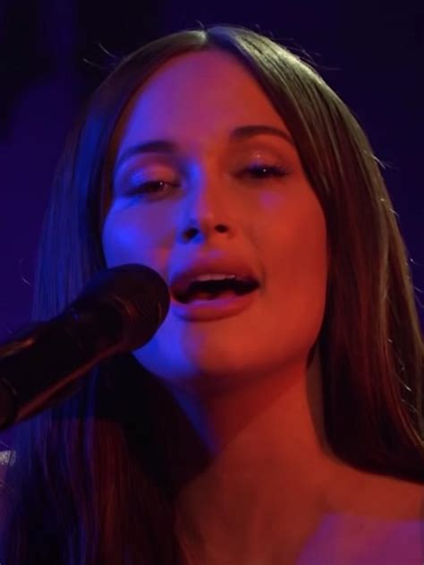 Kacey Musgraves Performs Her Single ‘Justified’ Naked On。